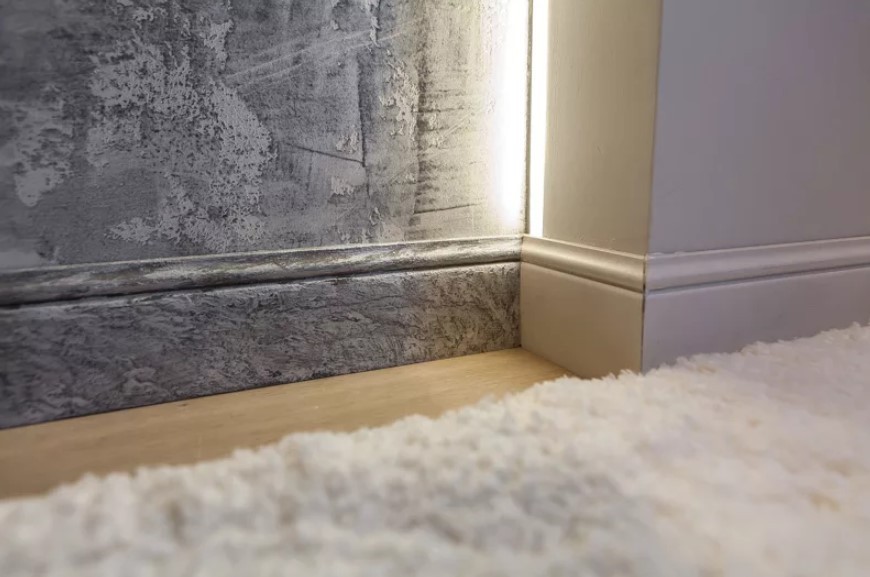 Преимущества цветного плинтуса